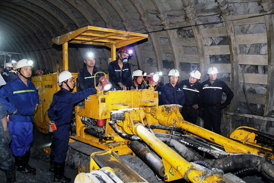 Đẩy nhanh cơ giới hóa khai thác than hầm lò