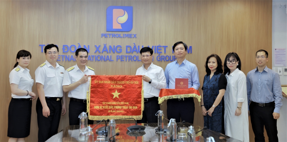 Petrolimex nhận cờ thi đua của UBND TP. Hà Nội