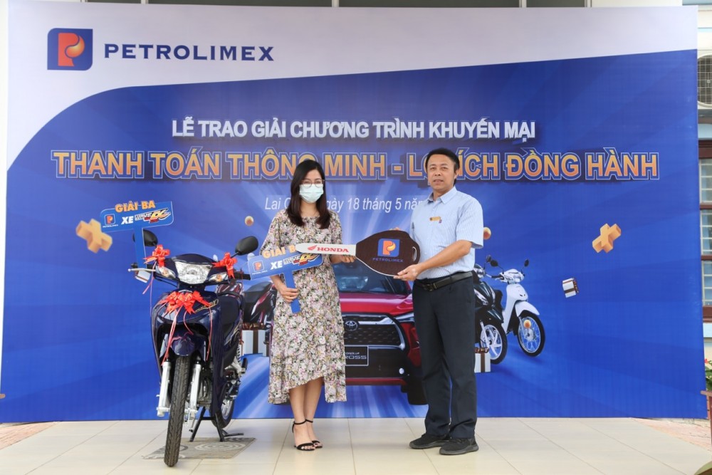 Tập đoàn Xăng dầu Việt Nam trao giải Chương trình "Thanh toán thông minh - Lợi ích đồng hành" tại Lai Châu