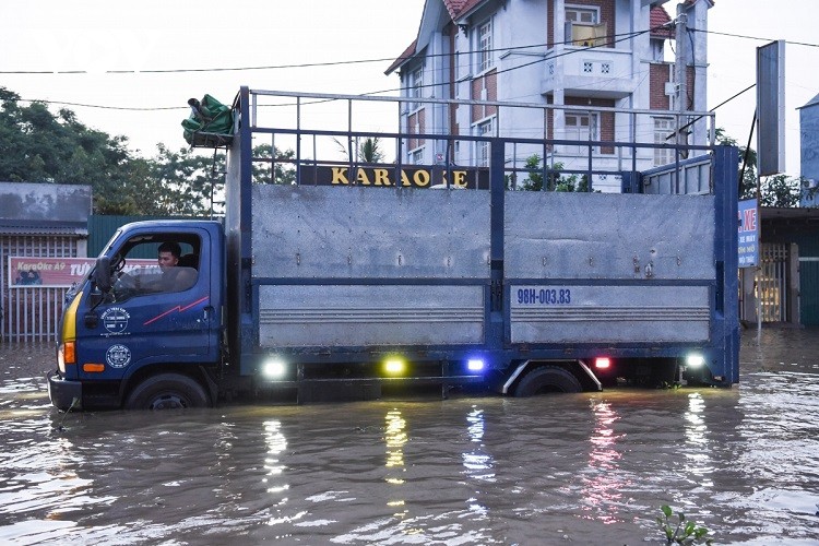 Nước sông Cầu báo động đỏ, cụm công nghiệp bị ngập úng cục bộ